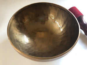 Grand bol tibétain - 1667 grammes - Note: Ré - Diamètre: 23 cm - Martelé à la main - 7 métaux - Livré avec un maillet