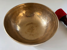 Charger l'image dans la galerie, Grand bol tibétain - 1830 grammes - Note: Si - Diamètre: 25 cm - Martelé à la main - 7 métaux - Livré avec un maillet
