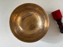 Charger l'image dans la galerie, Grand bol tibétain - 1830 grammes - Note: Si - Diamètre: 25 cm - Martelé à la main - 7 métaux - Livré avec un maillet

