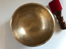 Charger l&#39;image dans la galerie, Grand bol tibétain - 1920 grammes - Note: DO - Diamètre: 22 cm - Martelé à la main - 7 métaux - Livré avec un maillet
