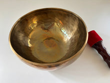 Charger l'image dans la galerie, Grand bol tibétain - 2550 grammes - Note: FA Dièse - Diamètre: 29 cm - Martelé à la main - 7 métaux - Livré avec un maillet
