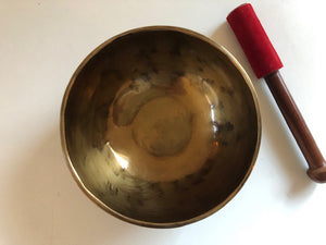 Petit bol tibétain - 422 grammes - Note: LA - Diamètre: 13 cm - Martelé à la main - 7 métaux - Livré avec un maillet