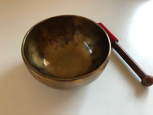 Petit bol tibétain - 422 grammes - Note: LA - Diamètre: 13 cm - Martelé à la main - 7 métaux - Livré avec un maillet
