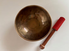 Charger l&#39;image dans la galerie, Petit bol tibétain - 429 grammes - Note: Si - Diamètre: 12 cm - Martelé à la main - 7 métaux - Livré avec un maillet
