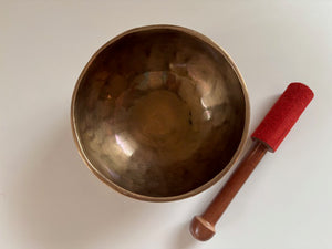 Petit bol tibétain - 429 grammes - Note: Si - Diamètre: 12 cm - Martelé à la main - 7 métaux - Livré avec un maillet