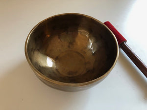 Petit bol tibétain - 435 grammes - Note: SOL - Diamètre: 13 cm - Martelé à la main - 7 métaux - Livré avec un maillet