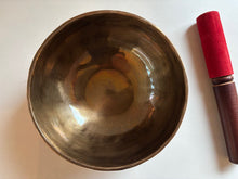 Charger l&#39;image dans la galerie, Bol tibétain - 613 grammes - Note: FA - Diamètre: 15 cm - Martelé à la main - 7 métaux - Livré avec un maillet
