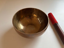 Charger l&#39;image dans la galerie, Bol tibétain - 628 grammes - Note: Do Dièse - Diamètre: 15 cm - Martelé à la main - 7 métaux - Livré avec un maillet (Copy)
