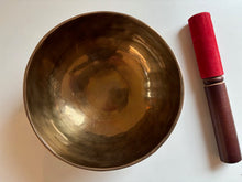 Charger l&#39;image dans la galerie, Bol tibétain - 628 grammes - Note: Do Dièse - Diamètre: 15 cm - Martelé à la main - 7 métaux - Livré avec un maillet (Copy)
