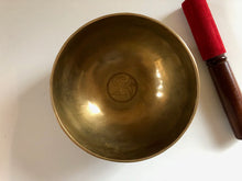 Charger l&#39;image dans la galerie, Bol tibétain - 645 grammes - Note: Mi - Diamètre: 14,5 cm - Martelé à la main - 7 métaux - Livré avec un maillet
