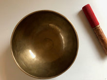 Charger l&#39;image dans la galerie, Bol tibétain - 860 grammes - Note: SOL - Diamètre: 18 cm - Martelé à la main - 7 métaux - Livré avec un maillet
