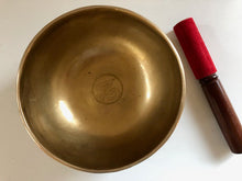 Charger l&#39;image dans la galerie, Bol tibétain - 860 grammes - Note: LA Dièse - Diamètre: 17 cm - Martelé à la main - 7 métaux - Livré avec un maillet
