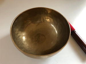 Bol tibétain - 876 grammes - Note: LA Dièse - Diamètre: 18,5 cm - Martelé à la main - 7 métaux - Livré avec un maillet