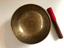 Charger l&#39;image dans la galerie, Bol tibétain - 876 grammes - Note: LA Dièse - Diamètre: 18,5 cm - Martelé à la main - 7 métaux - Livré avec un maillet

