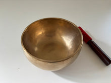 Charger l'image dans la galerie, Bol tibétain - 895 grammes - Diamètre: 18 cm - Note: Do - Martelé à la main - 7 métaux - Livré avec un maillet
