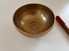 Charger l'image dans la galerie, Bol tibétain - 1243 grammes - Note: Si - Diamètre: 22 cm - Martelé à la main - 7 métaux - Livré avec un maillet
