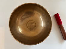 Charger l'image dans la galerie, Bol tibétain - 1243 grammes - Note: Si - Diamètre: 22 cm - Martelé à la main - 7 métaux - Livré avec un maillet
