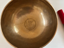 Charger l'image dans la galerie, Bol tibétain - 1243 grammes - Note: Si - Diamètre: 22 cm - Martelé à la main - 7 métaux - Livré avec un maillet
