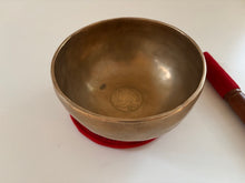 Charger l'image dans la galerie, Bol tibétain - 866 grammes - Diamètre: 17 cm - Note: Do Dièse - Martelé à la main - 7 métaux - Livré avec un maillet

