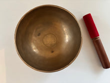 Charger l'image dans la galerie, Bol tibétain - 866 grammes - Diamètre: 17 cm - Note: Do Dièse - Martelé à la main - 7 métaux - Livré avec un maillet
