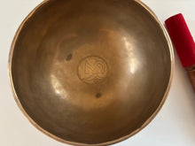 Charger l'image dans la galerie, Bol tibétain - 866 grammes - Diamètre: 17 cm - Note: Do Dièse - Martelé à la main - 7 métaux - Livré avec un maillet
