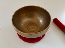 Charger l'image dans la galerie, Bol tibétain - 831 grammes - Note: DO Dièse - Diamètre: 16,5 cm - Martelé à la main - 7 métaux - Livré avec un maillet
