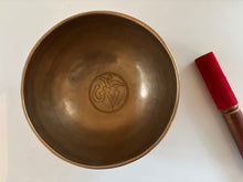 Charger l'image dans la galerie, Bol tibétain - 831 grammes - Note: DO Dièse - Diamètre: 16,5 cm - Martelé à la main - 7 métaux - Livré avec un maillet
