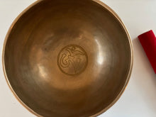 Charger l'image dans la galerie, Bol tibétain - 831 grammes - Note: DO Dièse - Diamètre: 16,5 cm - Martelé à la main - 7 métaux - Livré avec un maillet
