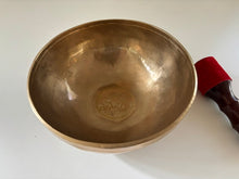 Charger l'image dans la galerie, Grand bol tibétain - 1997 grammes - Note: Mi - Diamètre: 26,5 cm - Martelé à la main - 7 métaux - Livré avec un maillet
