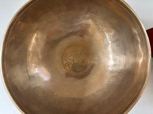 Charger l'image dans la galerie, Grand bol tibétain - 1997 grammes - Note: Mi - Diamètre: 26,5 cm - Martelé à la main - 7 métaux - Livré avec un maillet
