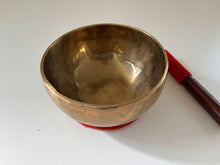Charger l'image dans la galerie, Bol tibétain - 864 grammes - Note: LA Dièse - Diamètre: 18 cm - Martelé à la main - 7 métaux - Livré avec un maillet
