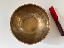 Charger l'image dans la galerie, Bol tibétain - 864 grammes - Note: LA Dièse - Diamètre: 18 cm - Martelé à la main - 7 métaux - Livré avec un maillet
