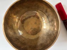 Charger l'image dans la galerie, Bol tibétain - 864 grammes - Note: LA Dièse - Diamètre: 18 cm - Martelé à la main - 7 métaux - Livré avec un maillet
