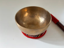 Charger l'image dans la galerie, Bol tibétain - 872 grammes - Note: Si - Diamètre: 17 cm - Martelé à la main - 7 métaux - Livré avec un maillet
