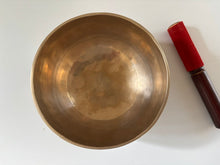 Charger l'image dans la galerie, Bol tibétain - 872 grammes - Note: Si - Diamètre: 17 cm - Martelé à la main - 7 métaux - Livré avec un maillet

