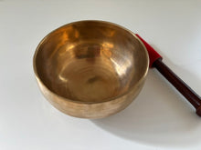 Charger l'image dans la galerie, Petit bol tibétain - 442 grammes - Note: LA - Diamètre: 12 cm - Martelé à la main - 7 métaux - Livré avec un maillet
