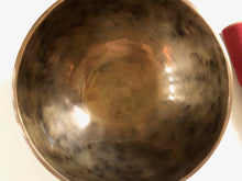 Charger l&#39;image dans la galerie, Bol tibétain - 915 grammes - Note: SOL Dièse - Diamètre: 19 cm - Martelé à la main - 7 métaux - Livré avec un maillet
