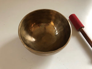 Petit bol tibétain - 470 grammes - Note: SOL - Diamètre: 12,5 cm - Martelé à la main - 7 métaux - Livré avec un maillet