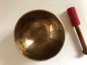 Petit bol tibétain - 470 grammes - Note: SOL - Diamètre: 12,5 cm - Martelé à la main - 7 métaux - Livré avec un maillet