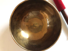 Charger l&#39;image dans la galerie, Petit bol tibétain - 429 grammes - Note: Sol Dièse - Diamètre: 13 cm - Martelé à la main - 7 métaux - Livré avec un maillet
