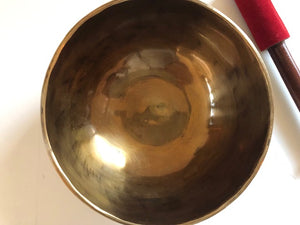 Petit bol tibétain - 429 grammes - Note: Sol Dièse - Diamètre: 13 cm - Martelé à la main - 7 métaux - Livré avec un maillet