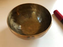 Charger l&#39;image dans la galerie, Bol tibétain - 890 grammes - Note: Ré Dièse - Diamètre: 18 cm - Martelé à la main - 7 métaux - Livré avec un maillet
