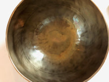 Charger l&#39;image dans la galerie, Bol tibétain - 890 grammes - Note: Ré Dièse - Diamètre: 18 cm - Martelé à la main - 7 métaux - Livré avec un maillet
