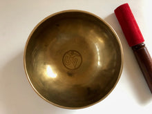 Charger l&#39;image dans la galerie, Bol tibétain - 623 grammes - Note: Ré Dièse - Diamètre: 15 cm - Martelé à la main - 7 métaux - Livré avec un maillet
