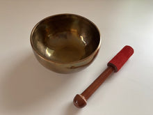 Charger l&#39;image dans la galerie, Petit bol tibétain - 413 grammes - Note: Do Dièse - Diamètre: 11,5 cm - Martelé à la main - 7 métaux - Livré avec un maillet
