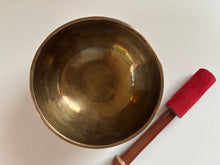 Charger l&#39;image dans la galerie, Petit bol tibétain - 413 grammes - Note: Do Dièse - Diamètre: 11,5 cm - Martelé à la main - 7 métaux - Livré avec un maillet
