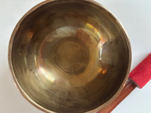 Charger l&#39;image dans la galerie, Petit bol tibétain - 413 grammes - Note: Do Dièse - Diamètre: 11,5 cm - Martelé à la main - 7 métaux - Livré avec un maillet
