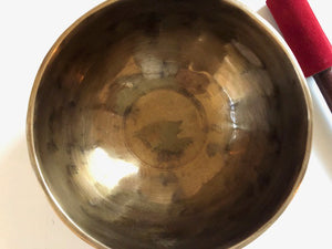 Petit bol tibétain - 435 grammes - Note: LA Dièse - Diamètre: 13 cm - Martelé à la main - 7 métaux - Livré avec un maillet