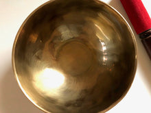 Charger l&#39;image dans la galerie, Bol tibétain - 590 grammes - Note: Mi - Diamètre: 14,5 cm - Martelé à la main - 7 métaux - Livré avec un maillet
