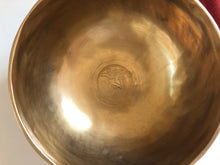 Charger l&#39;image dans la galerie, Bol tibétain - 868 grammes - Note: Sol - Diamètre: 18 cm - Martelé à la main - 7 métaux - Livré avec un maillet

